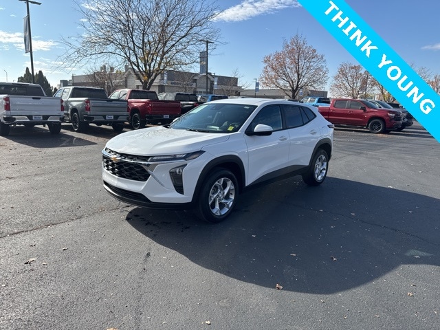 2025 Chevrolet Trax LS photo 2