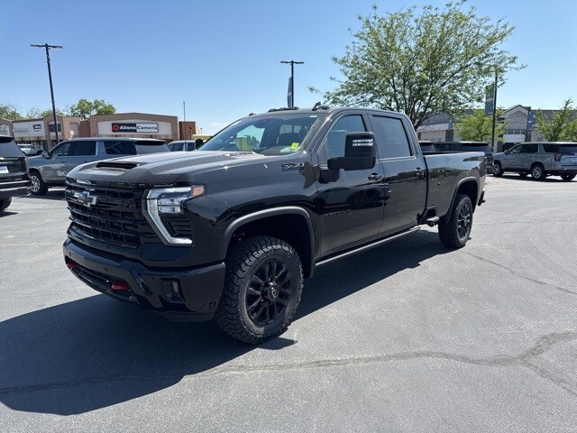2025 Chevrolet Silverado 3500HD LTZ photo 3