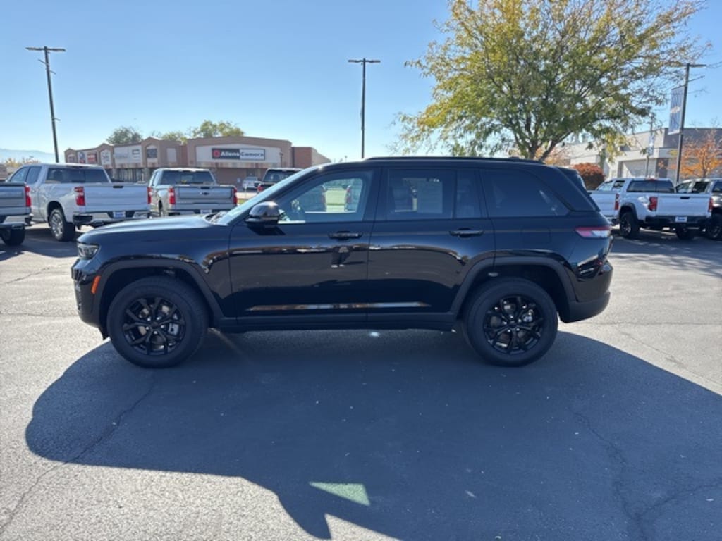 Used 2024 Jeep Grand Cherokee Laredo SUV