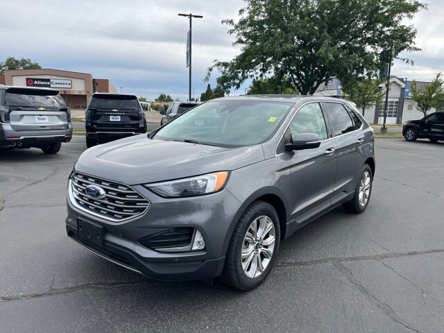 2022 Ford Edge Titanium photo 2