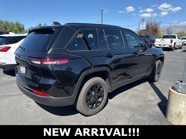 2024 Jeep Grand Cherokee Laredo Altitude X photo 2