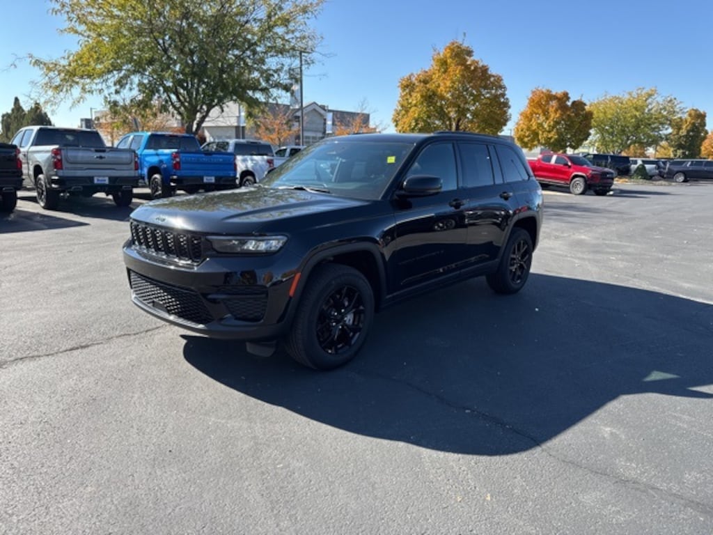 Used 2024 Jeep Grand Cherokee Laredo SUV