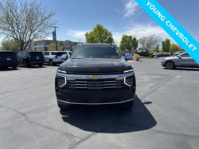 2025 Chevrolet Suburban Premier photo 2