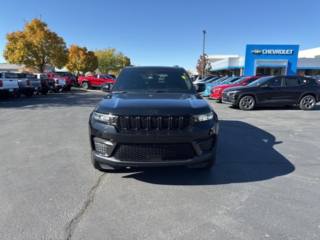 Used 2024 Jeep Grand Cherokee Laredo SUV