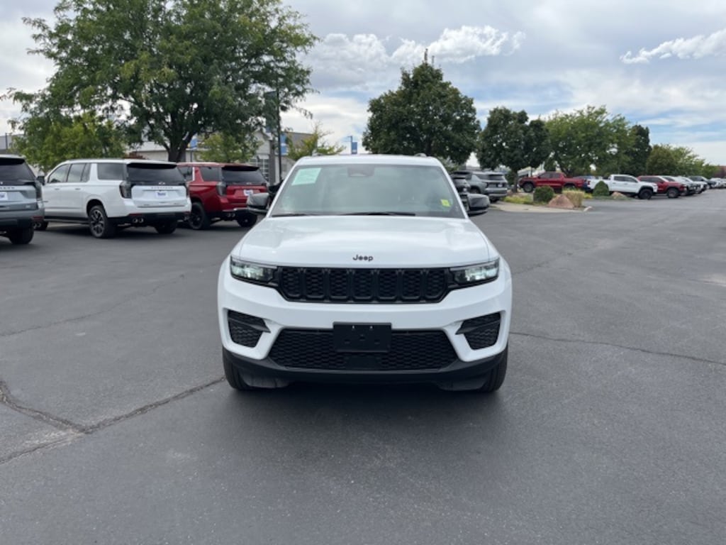 Used 2024 Jeep Grand Cherokee Laredo SUV