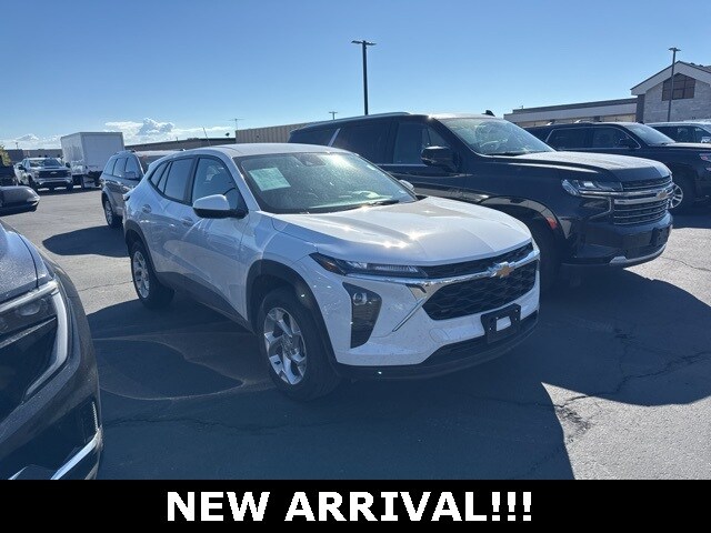 2024 Chevrolet Trax LS photo 2