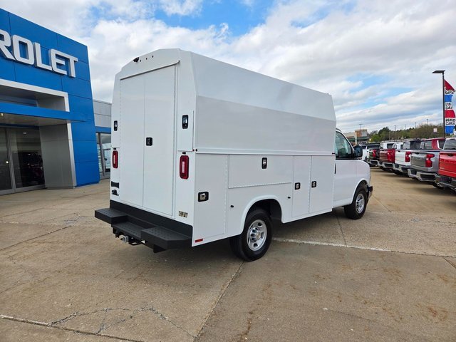 2024 Chevrolet Express 3500 Cutaway photo 2
