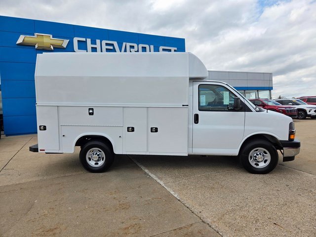 2024 Chevrolet Express 3500 Cutaway photo 3