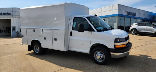 2025 Chevrolet Express Cutaway Base's photo
