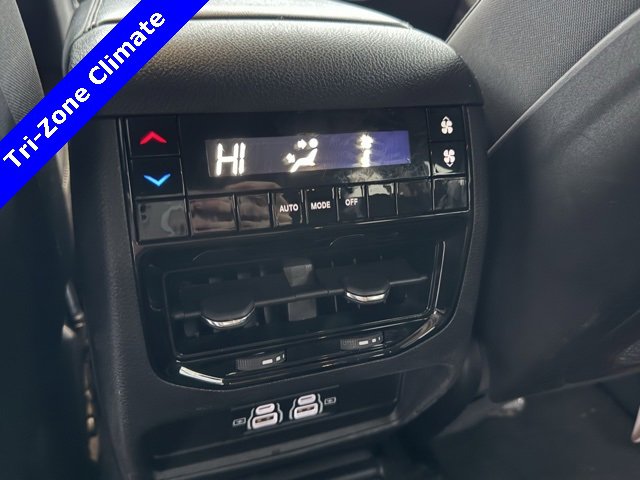 2023 Jeep Grand Cherokee Laredo photo 3