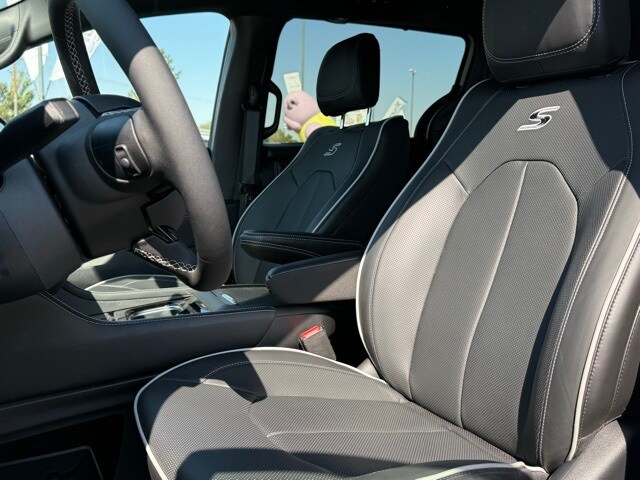 2025 Chrysler Pacifica Limited photo 2