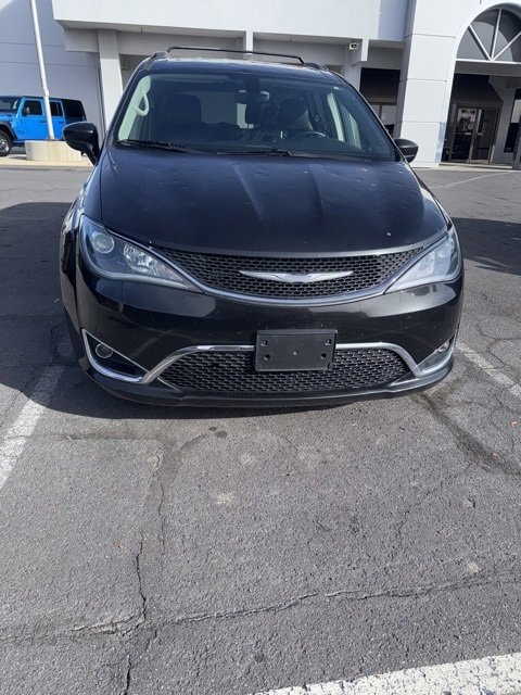 2017 Chrysler Pacifica Touring-L's photo