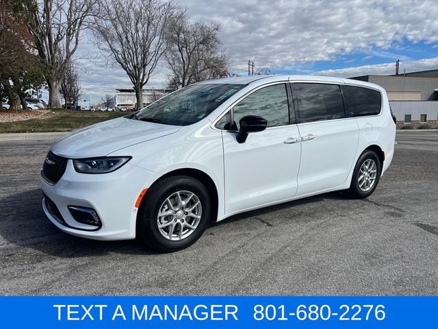 2026 Chrysler Pacifica Select's photo