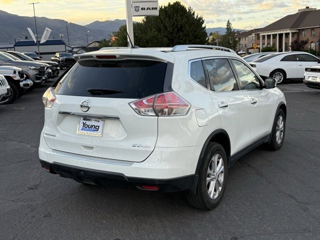 2016 Nissan Rogue SV photo 2
