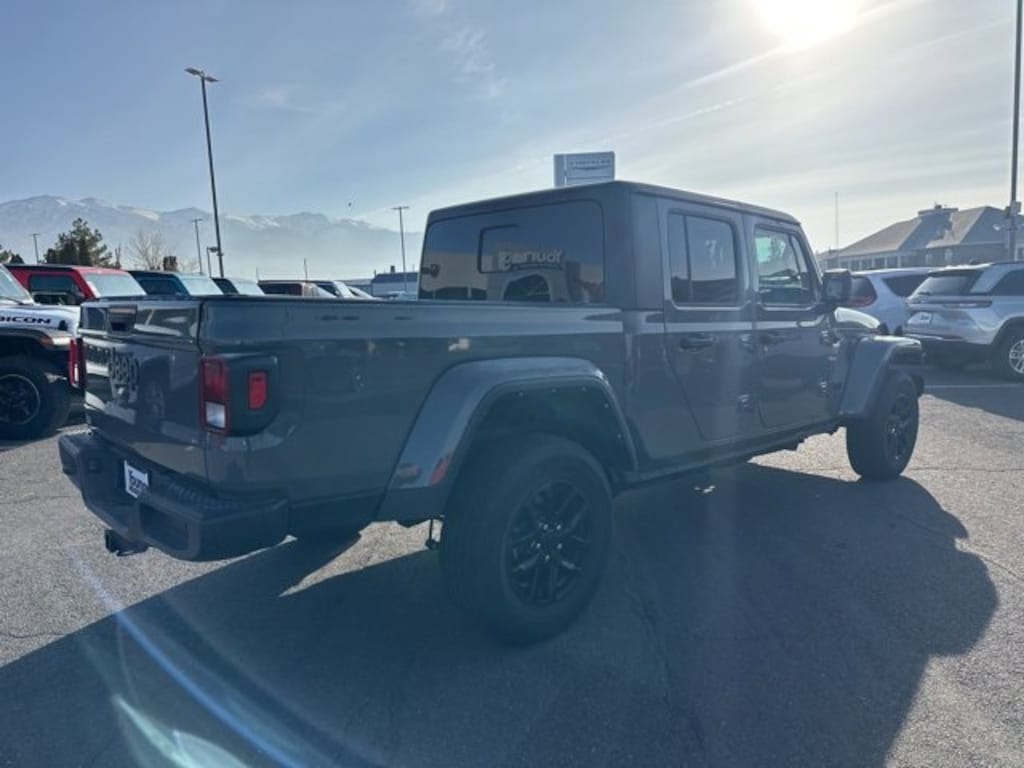 Used 2022 Jeep Gladiator Altitude Truck Crew Cab
