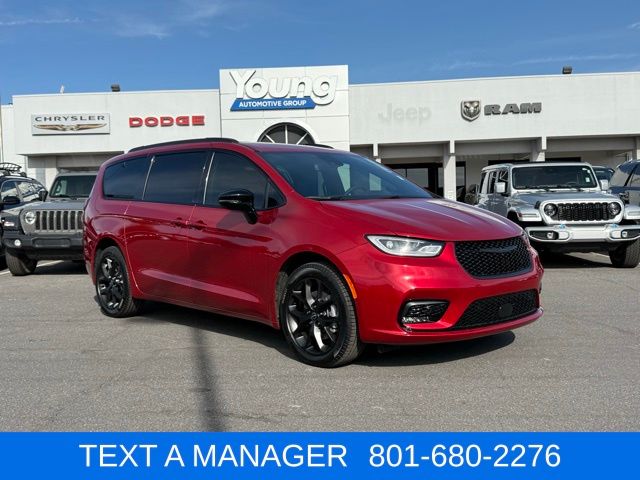 2026 Chrysler Pacifica Select AWD's photo