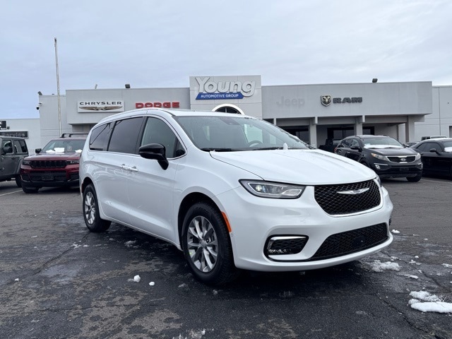 2026 Chrysler Pacifica Limited's photo