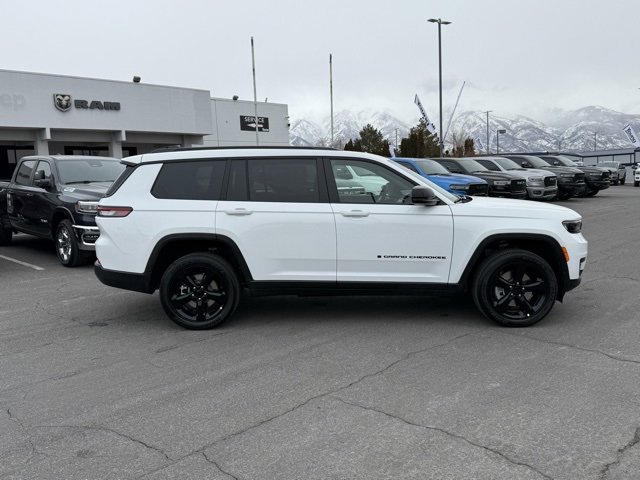 2025 Jeep Grand Cherokee Laredo Sport photo 2