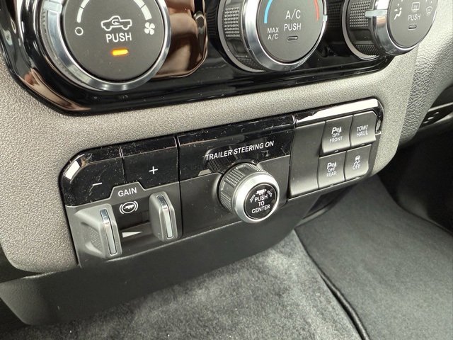 2025 Ram 1500 Tradesman photo 4