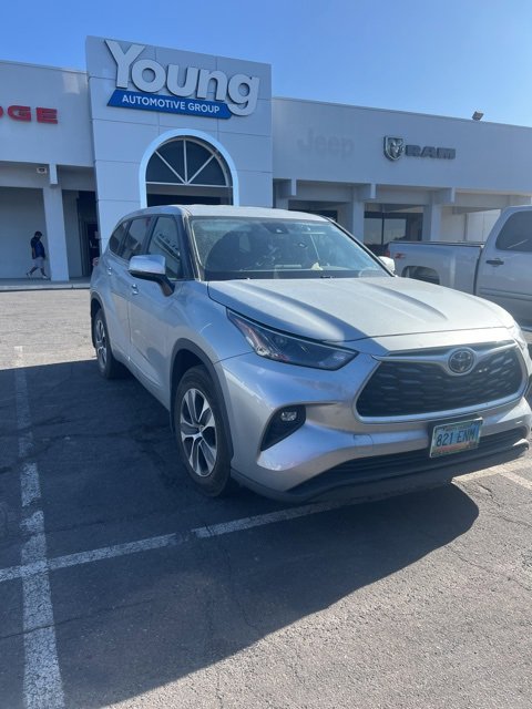 2023 Toyota Highlander LE photo 2