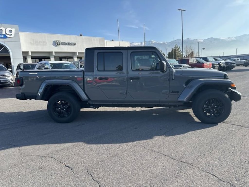 Used 2022 Jeep Gladiator Altitude Truck Crew Cab