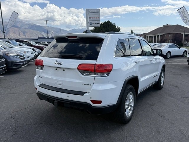 2017 Jeep Grand Cherokee Laredo photo 2