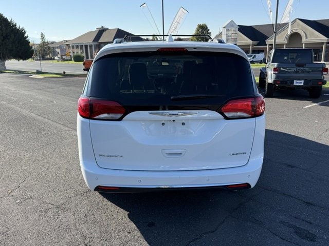 2020 Chrysler Pacifica Limited photo 3