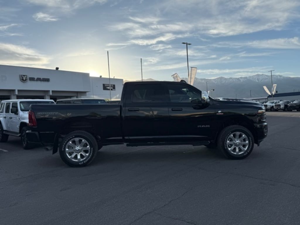 New 2025 Ram 3500 LARAMIE CREW CAB 4X4 6'4 BOX Pickup
