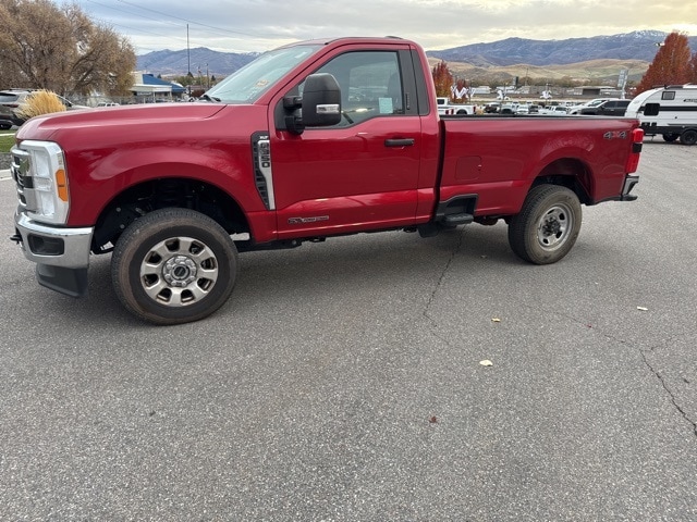 2023 Ford F-350 XLT photo 2