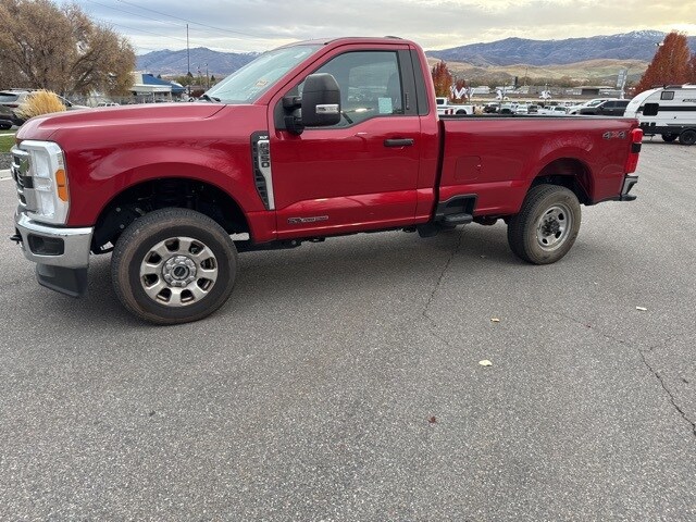 2023 Ford F-350 XLT photo 2