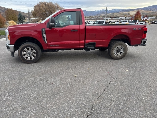 2023 Ford F-350 XLT photo 3