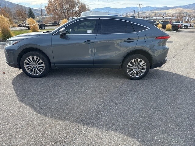 2022 Toyota Venza LE photo 2