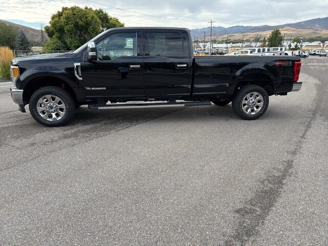 2017 Ford F-350 Lariat photo 2