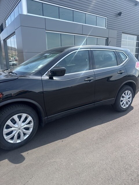 2016 Nissan Rogue SV photo 2