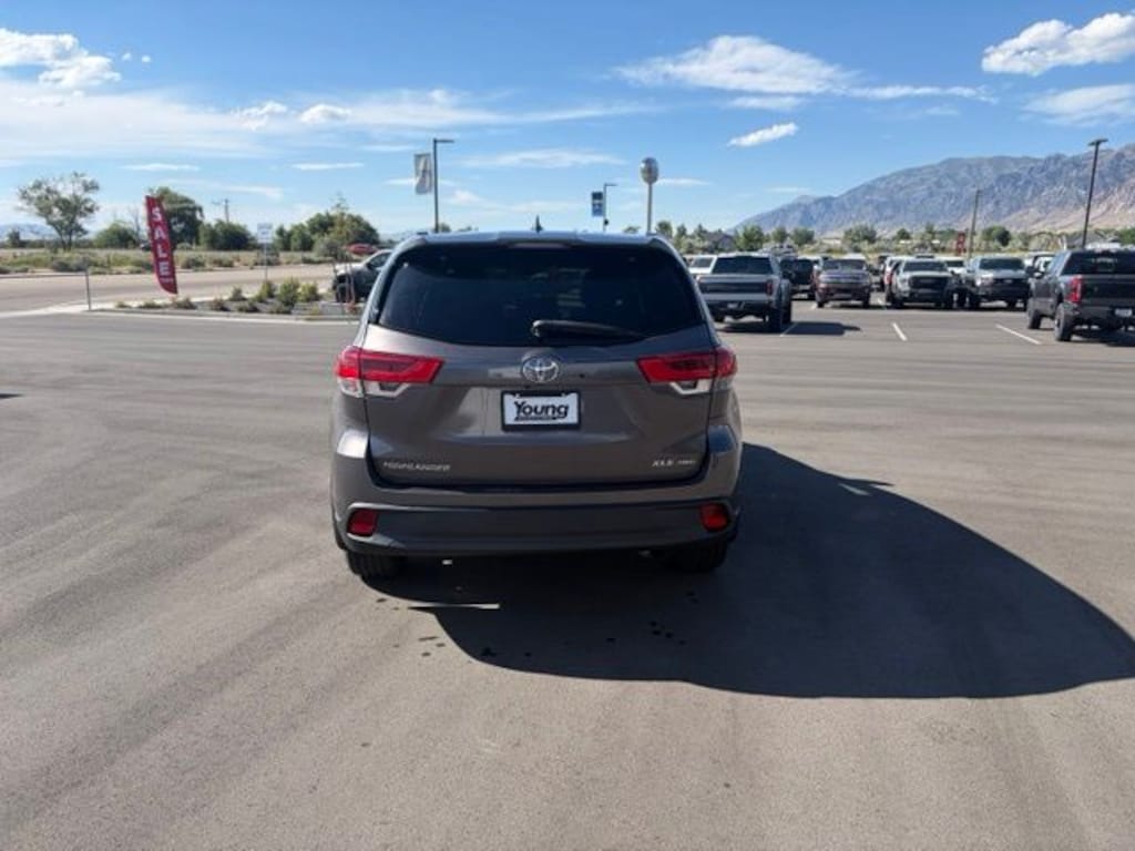 Used 2019 Toyota Highlander SE V6 SUV