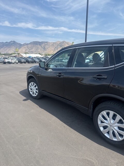 2016 Nissan Rogue SV photo 3
