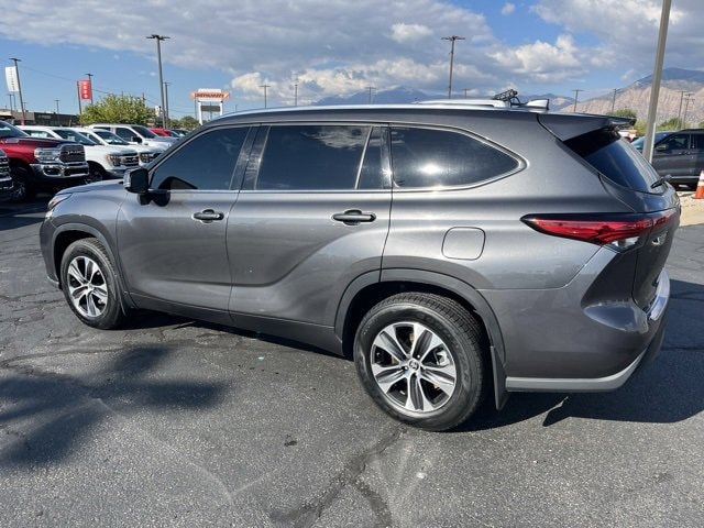 2021 Toyota Highlander XLE photo 2