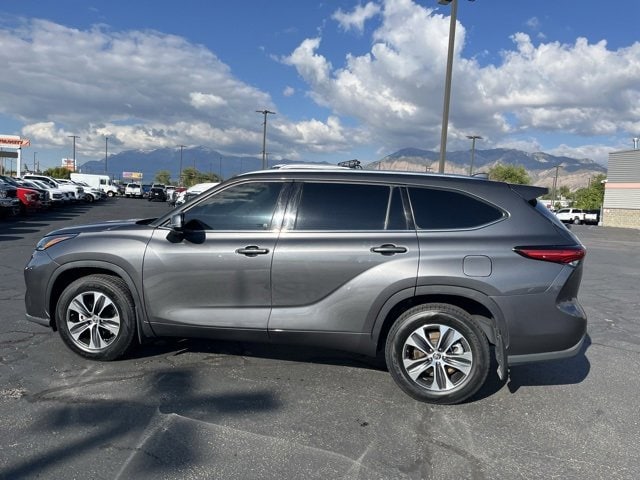 2021 Toyota Highlander XLE photo 3