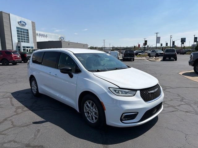 2025 Chrysler Pacifica Van Passenger Van 