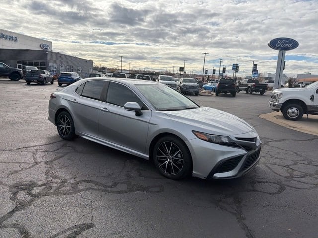 2022 Toyota Camry Hybrid SE photo 3