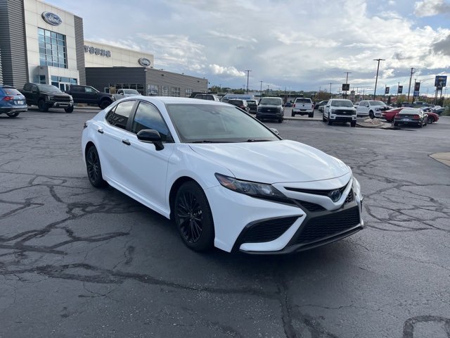 2022 Toyota Camry Hybrid SE photo 2