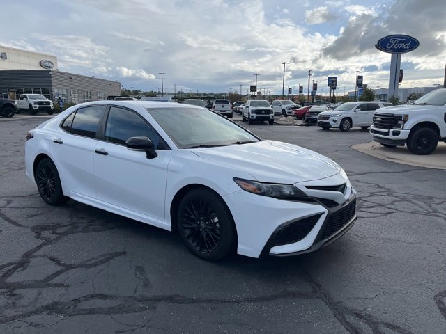 2022 Toyota Camry Hybrid SE photo 3