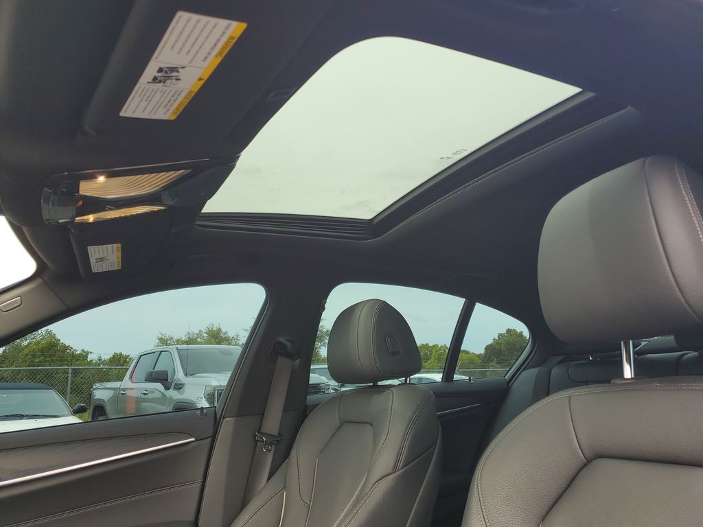 2021 BMW 5 Series 540i - Photo 6
