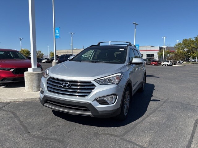 2016 Hyundai Santa Fe SE photo 2