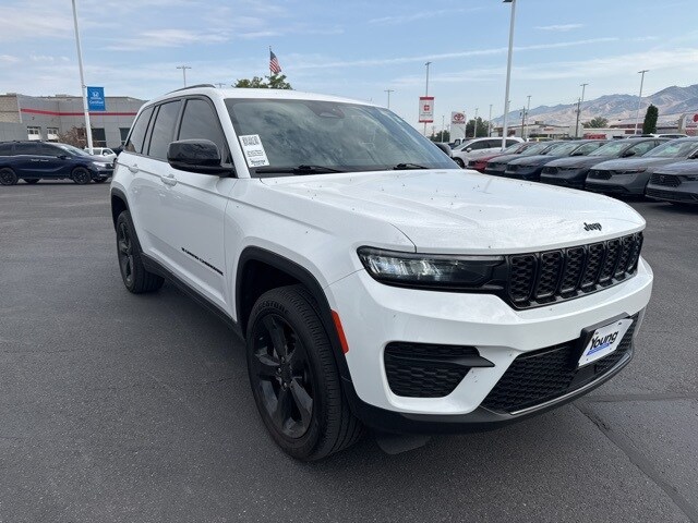 2023 Jeep Grand Cherokee Altitude photo 2