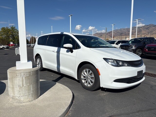 2017 Chrysler Pacifica Touring photo 4
