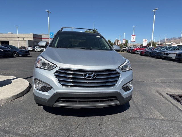 2016 Hyundai Santa Fe SE photo 2