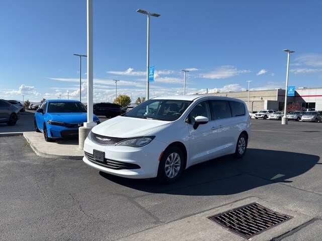 2017 Chrysler Pacifica Touring photo 2