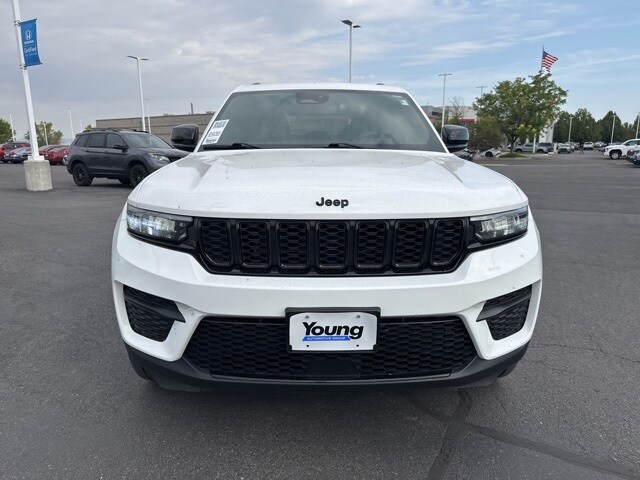 2023 Jeep Grand Cherokee Altitude photo 3