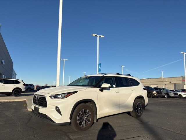 2020 Toyota Highlander XLE photo 2